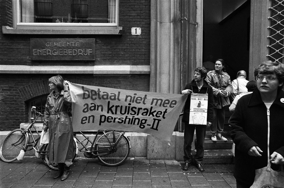 Protest tegen plaatsing kruisraketten d.m.v. GEB rekening 2 delen te betalen vo, Bestanddeelnr 932-9896