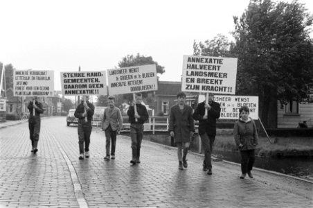 Protest tegen annexatie Landsmeer Kinderen met borden, Bestanddeelnr 912-7528