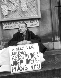 Provo-protest, eenzame provo op de stoep van het Paleis van Justitie aan Prinsen, Bestanddeelnr 918-6197