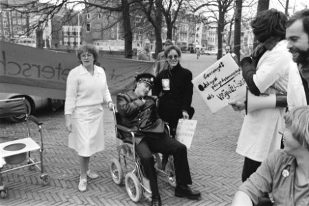 Protestactie van mensen uit gezondheidszorg tegen bezuiniging op de Vijverberg i, Bestanddeelnr 932-8166
