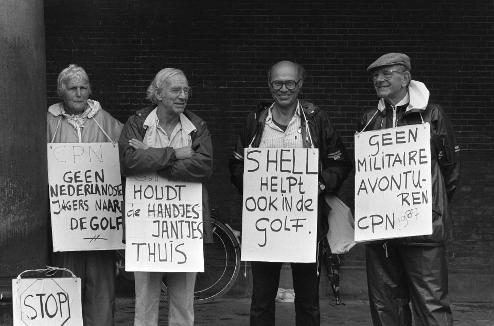 Protest tegen sturen mijnenjagers naar Golf op Binnenhof, Bestanddeelnr 934-0735