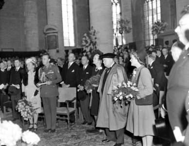 Promotie Churchill aankomst in kerk, Bestanddeelnr 901-7381