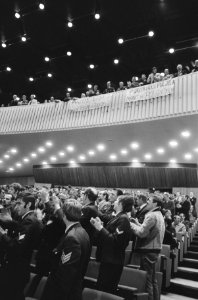 Protestvergadering van ongeveer tweeduizend politiemannen in Congresgebouw Den H, Bestanddeelnr 924-0736