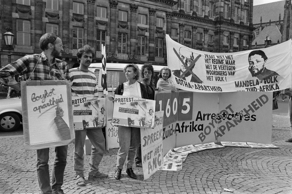 Protest tegen noodtoestand in Zuid Afrika op de Dam Amsterdam, Bestanddeelnr 933-3983