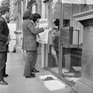Protestaktie van kunstenaars tegen falend kunst en kultuur beleid kunstenaars pl, Bestanddeelnr 922-4969