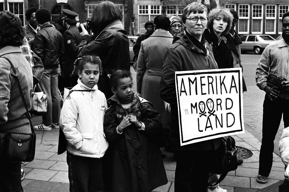 Protest tegen kindermoord in Atlanta bij het VS-consulaat in Amsterdam, Bestanddeelnr 931-4151