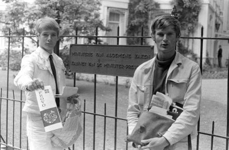 Provo Bernhard de Vries bij Minister President Cals, Bernhard de Vries (rechts) , Bestanddeelnr 919-2148
