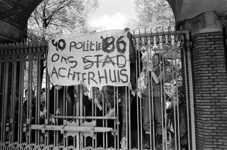 Protest tegen Centrumpartij bij Amsterdams stadhuis actievoerders achter het he, Bestanddeelnr 933-6837