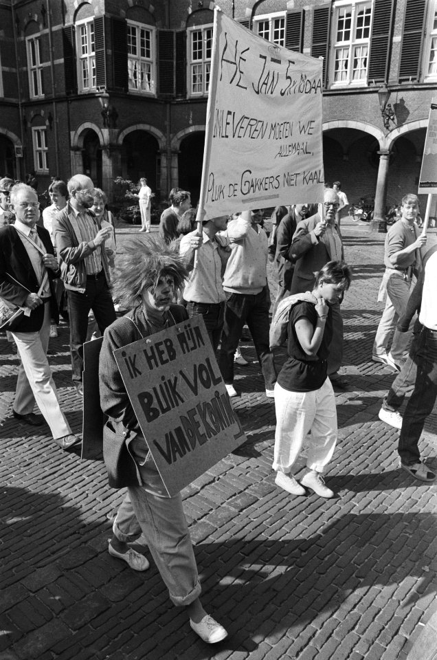 Protest tegen indelen als trendvolger demonstranten op het Binnenhof, Bestanddeelnr 933-4429