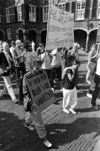 Protest tegen indelen als trendvolger demonstranten op het Binnenhof, Bestanddeelnr 933-4429