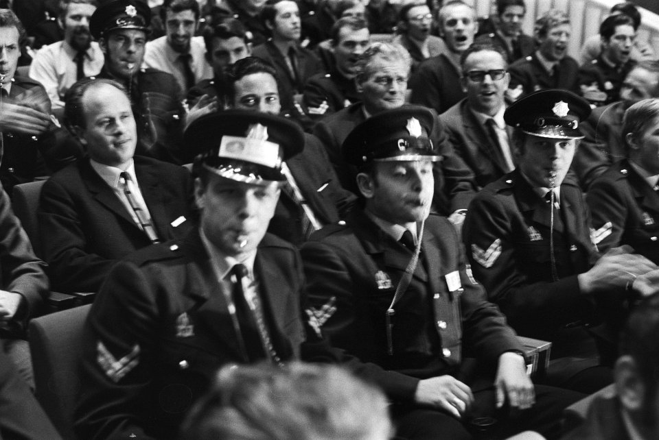 Protestvergadering van ongeveer tweeduizend politiemannen in Congresgebouw Den H, Bestanddeelnr 924-0733
