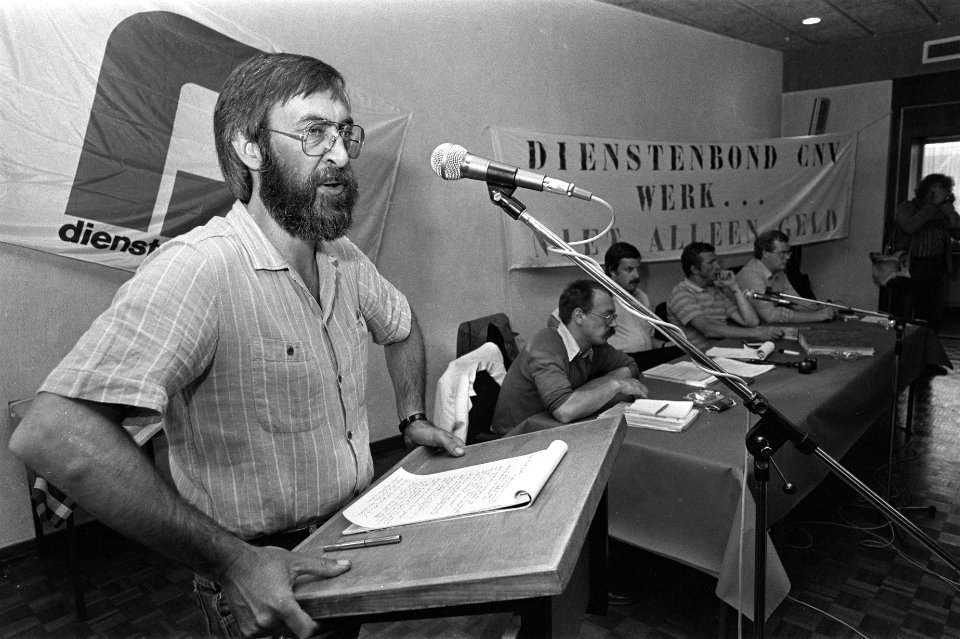 Protestvergadering omroeppersoneel met borden in Hilversum i.v.m. afbreken CAO-o, Bestanddeelnr 932-2056