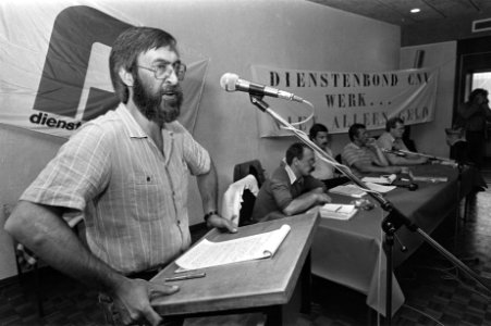 Protestvergadering omroeppersoneel met borden in Hilversum i.v.m. afbreken CAO-o, Bestanddeelnr 932-2056