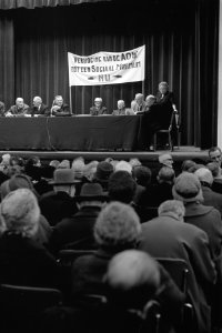 Protestvergadering van bejaarden in Bellevue tot verhoging AOW Overzicht van de, Bestanddeelnr 915-8243