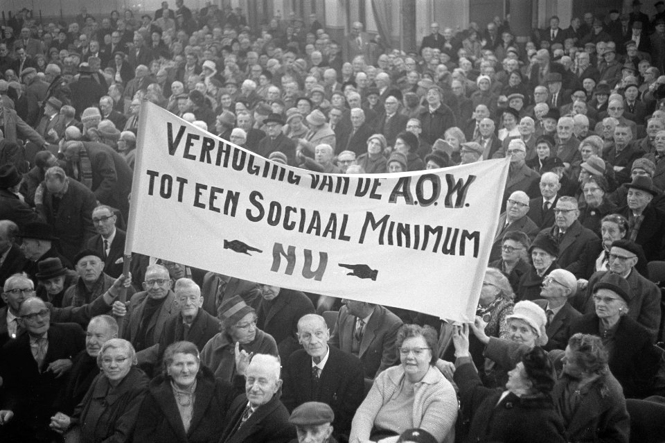 Protestvergadering van bejaarden in Bellevue tot verhoging AOW de overvolle zaal, Bestanddeelnr 915-8239