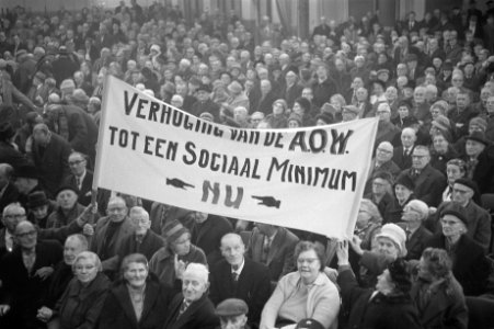 Protestvergadering van bejaarden in Bellevue tot verhoging AOW de overvolle zaal, Bestanddeelnr 915-8239