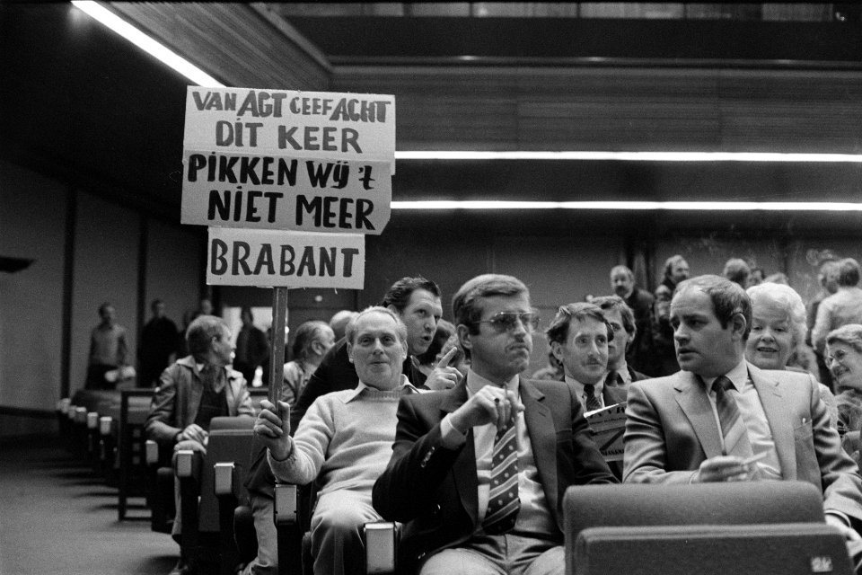 Protest tegen accijnsverhogingen in RAI door sigarenhandelaren, slijters, benzin, Bestanddeelnr 931-1959