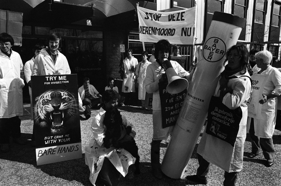 Protest tegen vivisectie bij Bayer in Mijdrecht in kader Wereldproefdierendag, Bestanddeelnr 933-3050