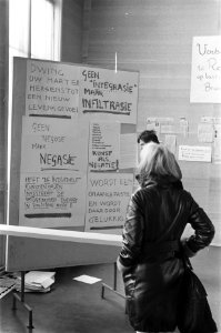 Protestaktie van kunstenaars tegen falend kunst en kultuur beleid kunstenaars pl, Bestanddeelnr 922-4972