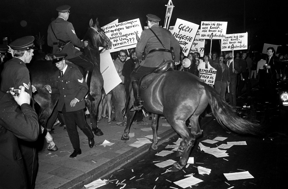 Protestaktie van kunstenaars van de BBK bij de opening van Rembrandttentoonstell, Bestanddeelnr 922-7827