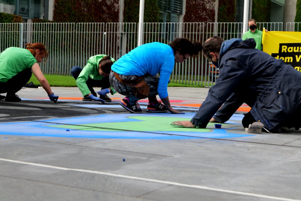 Protest at Autogipfel in Berlin 2020-09-08 Greenpeace painting 21