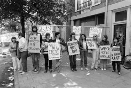 Protest tegen Marokkaanse organisatie Amicales bij hun pand in de 1e Hugo de Gro, Bestanddeelnr 931-5293
