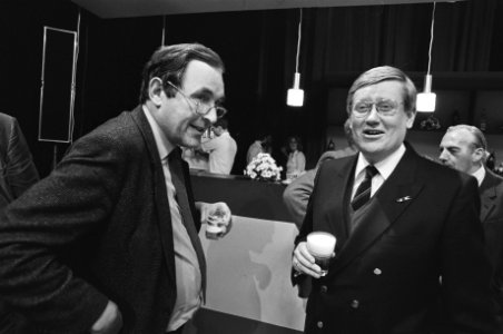 Provinciale Staten verkiezingen. TV-programma over uitslag. Wiegel (r.) in gespr, Bestanddeelnr 932-0684