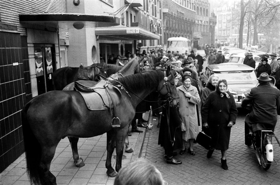 Protestvergadering van bejaarden in Bellevue tot verhoging AOW, Bestanddeelnr 915-8246