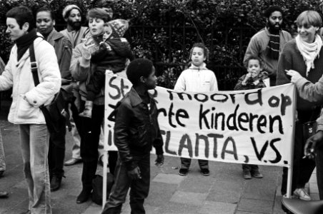 Protest tegen kindermoord in Atlanta bij het VS-consulaat in Amsterdam 4 april 1981, Bestanddeelnr 931-4150