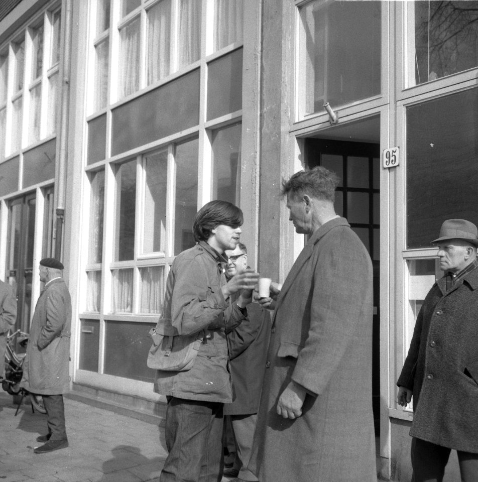 Provo-boot tijdens weekend vernield, provo deelt koffie uit, Bestanddeelnr 920-2011