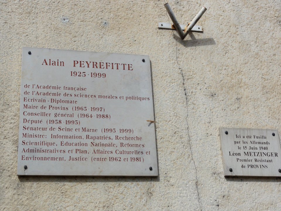 Provins (Seine-et-Marne) plaques maire Alain Peyrefitte et résistant Léon Metzinger
