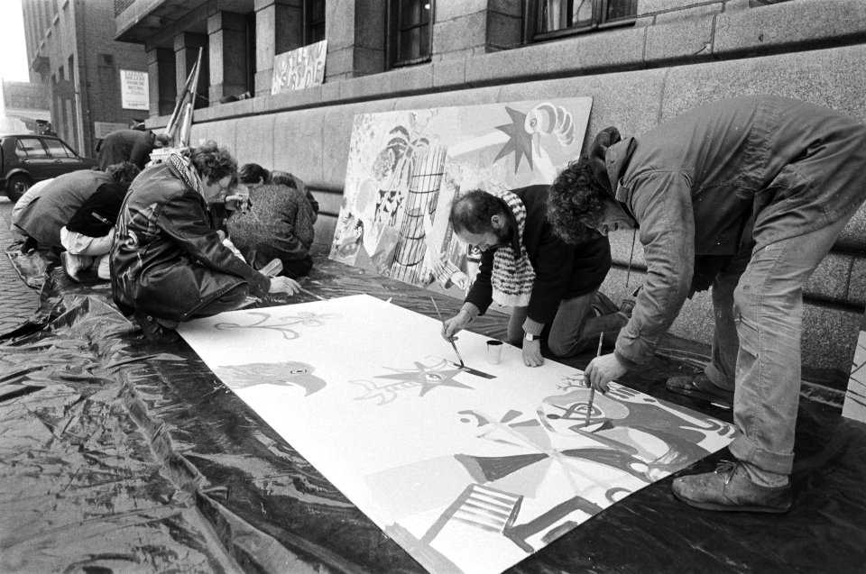 Protest van Amsterdams kunstenaars collectief kukeleku bij het stadhuis ivm drei, Bestanddeelnr 931-9228