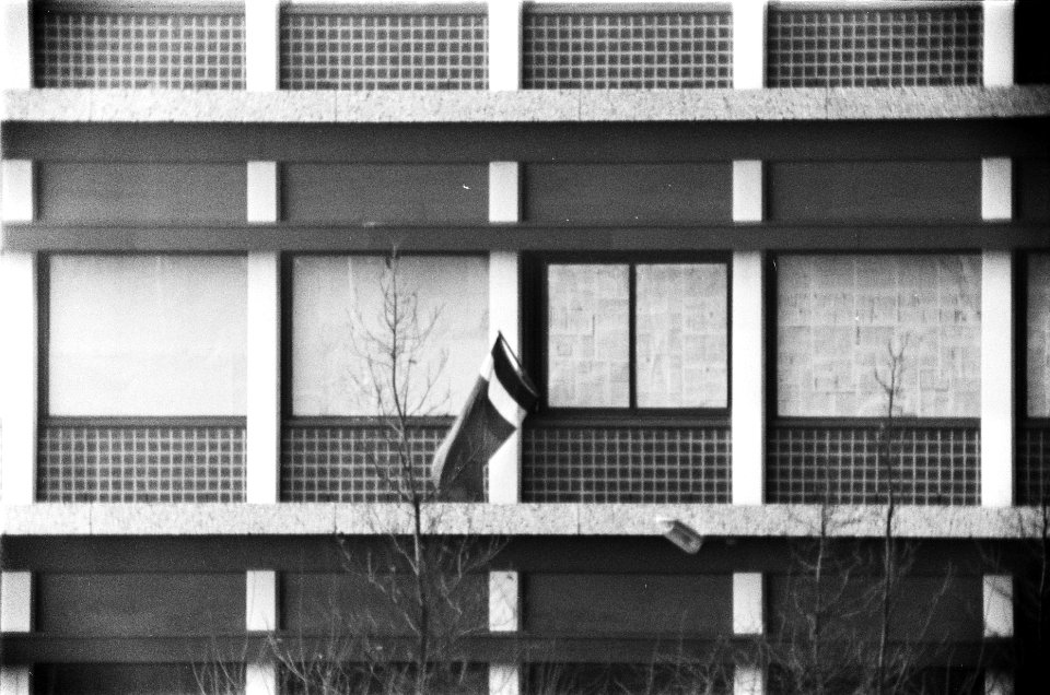 Provinciehuis in Assen bezet door Molukkers close dicht geplakte ramen en RMS v, Bestanddeelnr 929-6204