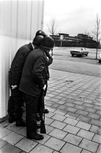 Provinciehuis in Assen bezet door Molukkers bewapende politie bekijkt situatie, Bestanddeelnr 929-6207