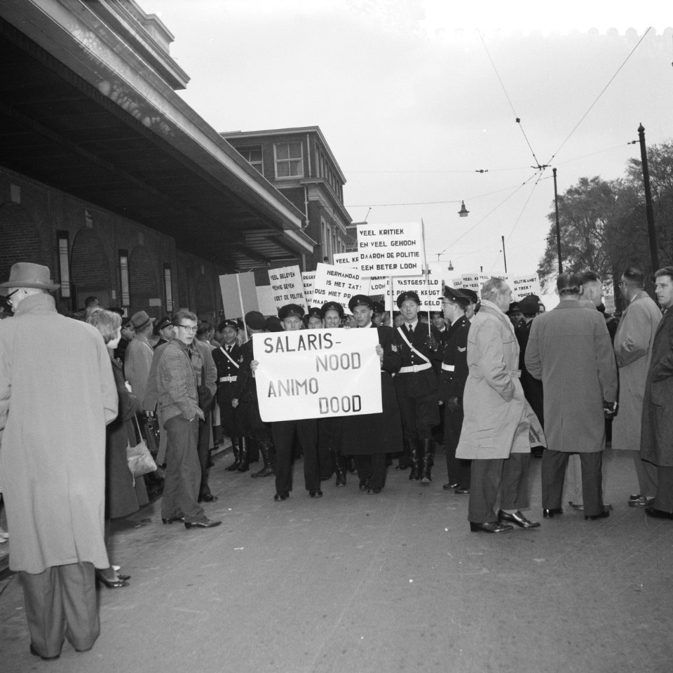 Protestvergadering door politie-ambtenaren tegen loonpolitiek in de regering in , Bestanddeelnr 911-6904