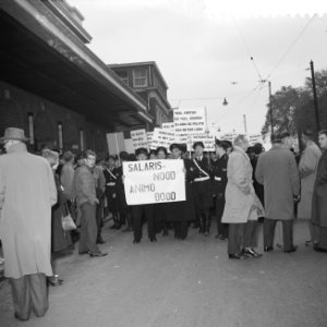 Protestvergadering door politie-ambtenaren tegen loonpolitiek in de regering in , Bestanddeelnr 911-6904