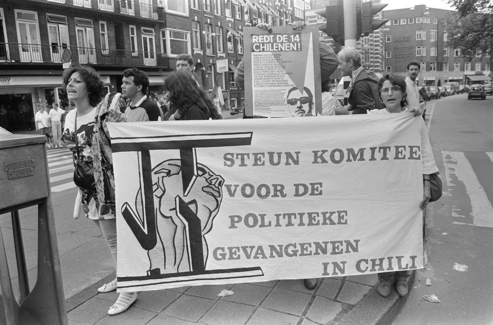 Protestactie bij Chileens consultaat in Amsterdam demonstranten met spandoek, Bestanddeelnr 934-0575