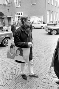 Provogemeenteraadslid Bernhard de Vries op straat met een schilderij dat hij zou, Bestanddeelnr 919-5345