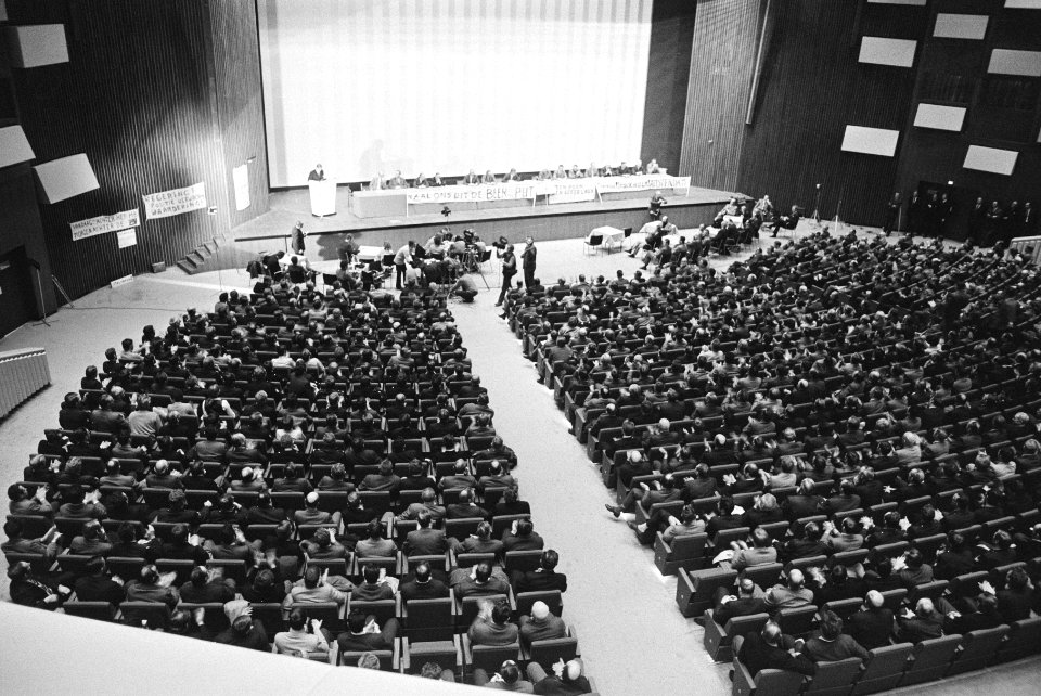 Protestvergadering van ongeveer tweeduizend politiemannen in Congresgebouw Den H, Bestanddeelnr 924-0737