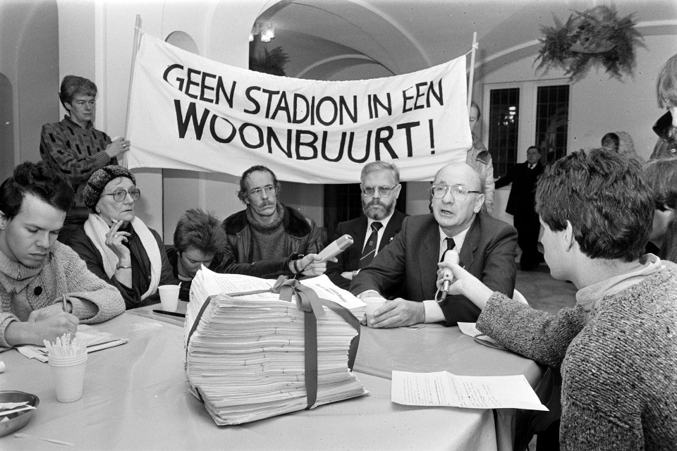 Protest tegen nieuw of gerenoveerd Station op plaats huidig Olympisch Stadion , Bestanddeelnr 933-2026