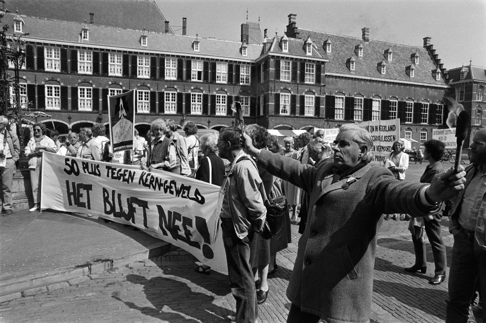 Protest tegen kruisraketten op Binnenhof 50+-ers demonstreren, Bestanddeelnr 932-9976