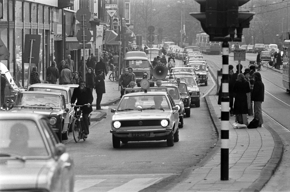 Protest van handelsreizigers en reisagenten in Amsterdam autos onderweg in Amst, Bestanddeelnr 928-2621