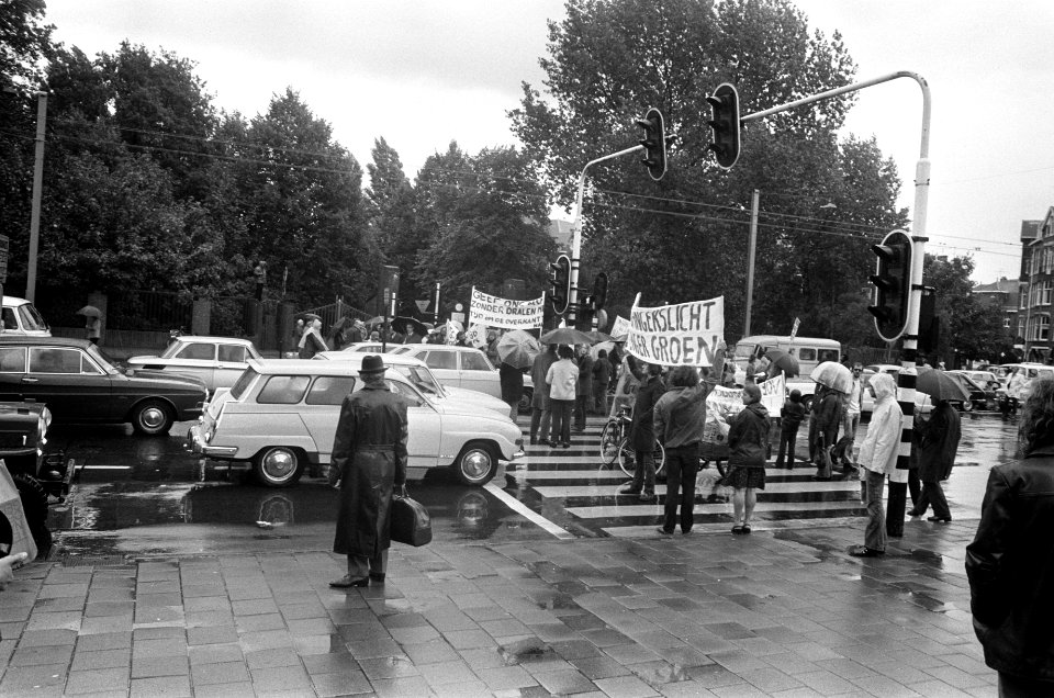Protest bij oversteekplaats voor voetgangers over Amstelveenseweg, overzicht, Bestanddeelnr 926-7132