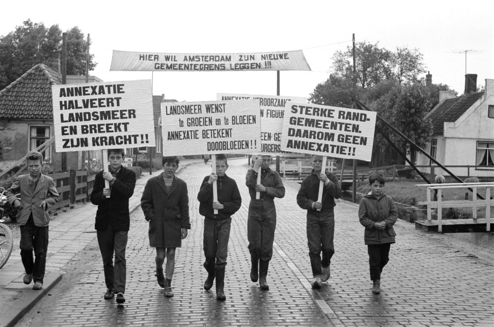 Protest tegen annexatie Landsmeer Kinderen met borden, Bestanddeelnr 912-7529