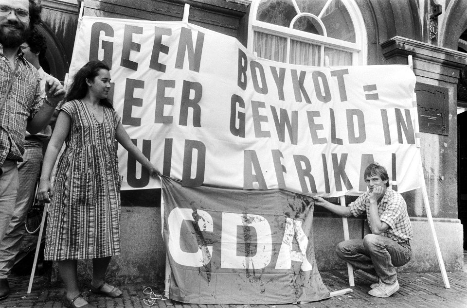 Protest bij de ingang met een bebloede CDA-vlag en een spandoek Geen boykot = m, Bestanddeelnr 932-6281
