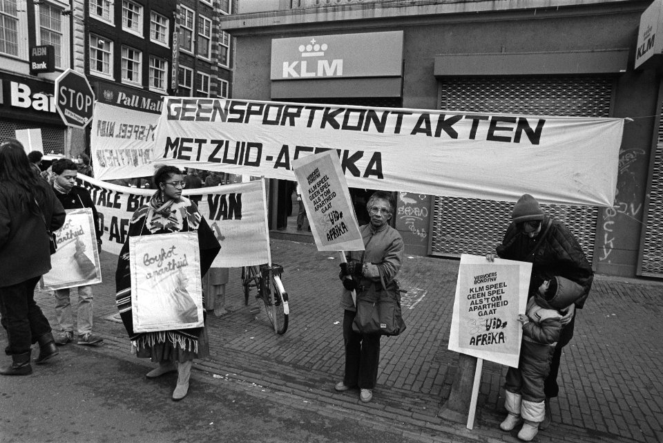 Protest tegen KLM-sporttoernooi in Zuid Afrika te Amsterdam, Bestanddeelnr 932-8781