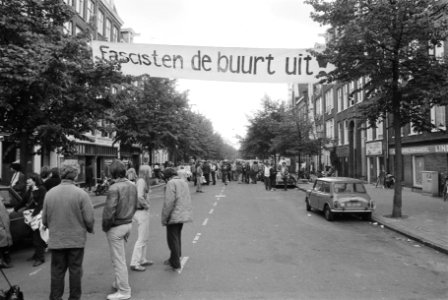 Protest tegen Marokkaanse organisatie Amicales bij hun pand in de 1e Hugo de Gro, Bestanddeelnr 931-5295