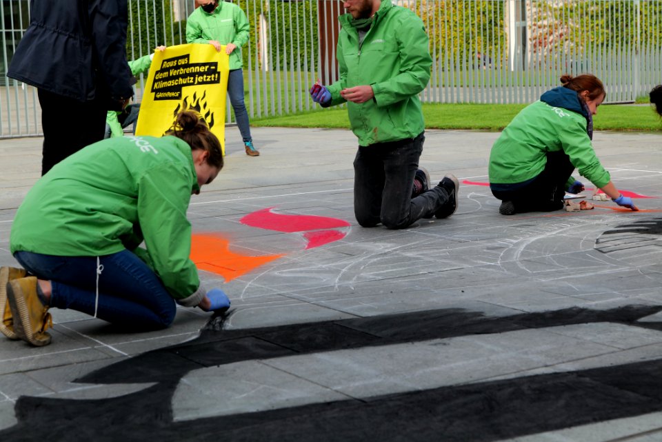Protest at Autogipfel in Berlin 2020-09-08 Greenpeace painting 05