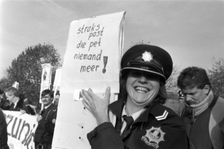 Protest politie bij aankomst gasten Erasmus Universiteit agente met te grote pet, Bestanddeelnr 934-3537