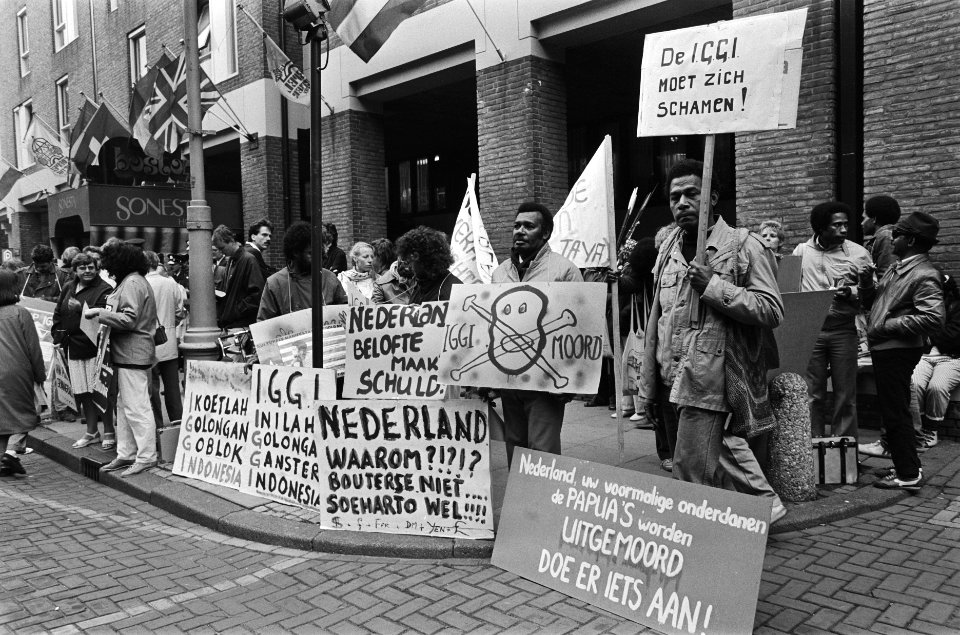Protestactie tegen doodvonnis Indonesische vakbondsman, tijdens IGGI-conferentie, Bestanddeelnr 933-3456